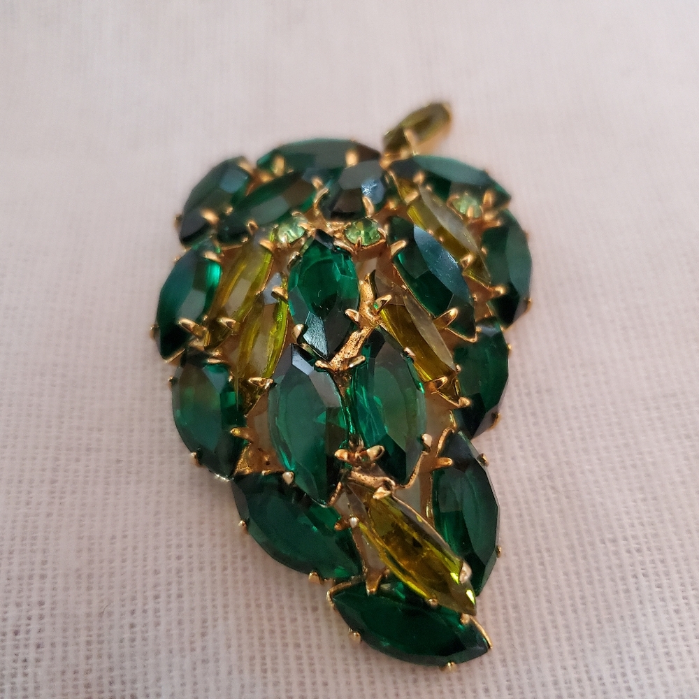 Vintage Emerald and Pale Green Rhinestone Leaf Gold Tone Brooch - Picture 5 of 7